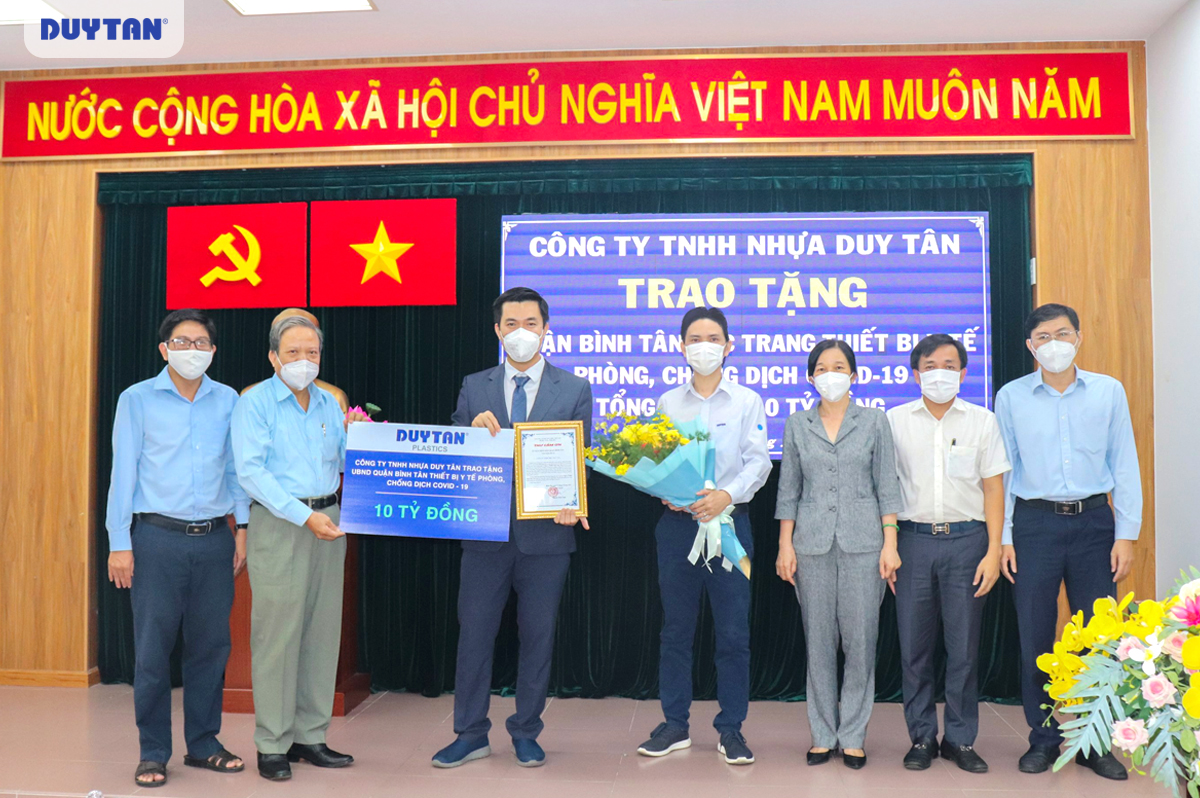 DUY TAN PLASTICS DONATES MEDICAL EQUIPMENT FOR COVID-19 PREVENTION AND CONTROL TO BINH TAN DISTRICT