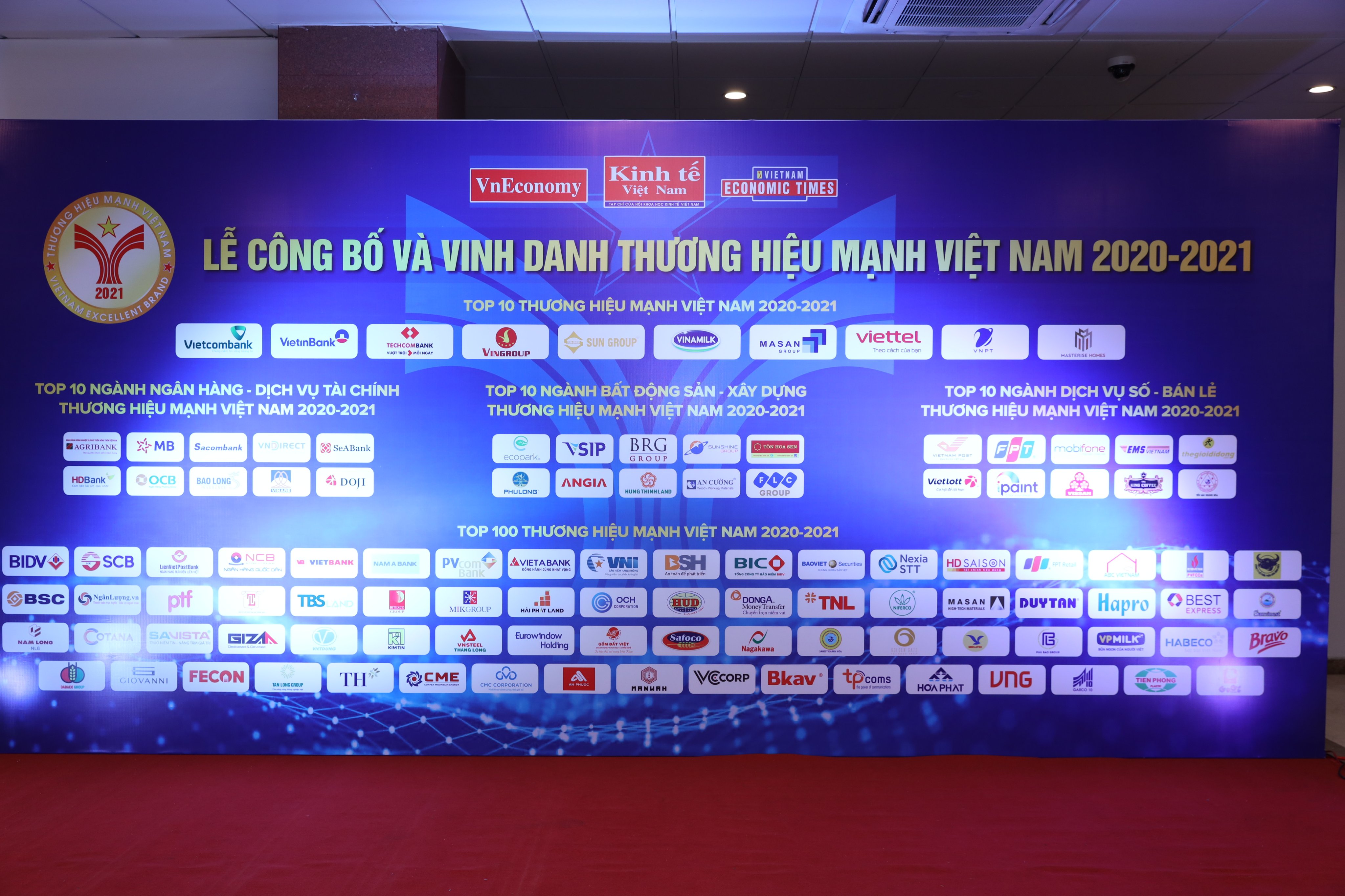 DUY TAN IS HONORED TO RECEIVE "TOP 100 STRONG BRANDS IN VIETNAM 2021" AWARD