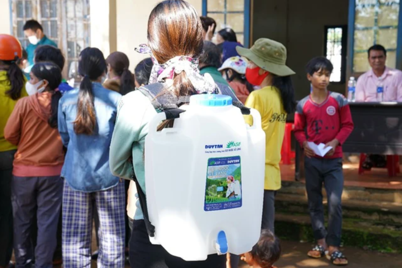 DUY TÂN ĐỒNG HÀNH CÙNG CHƯƠNG TRÌNH "GÙI NƯỚC VỀ LÀNG"