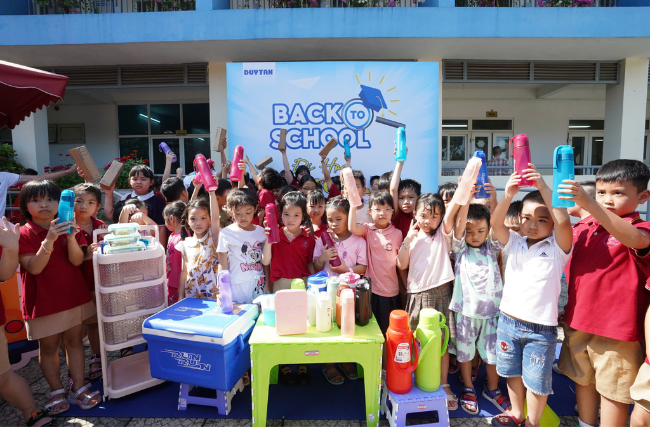 DUY TÂN VUI HỘI TỰU TRƯỜNG CÙNG THẦY CÔ VÀ HỌC SINH