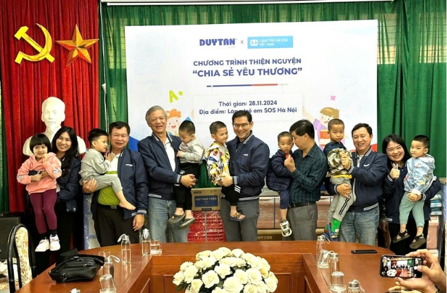 DUY TAN DONATES A GIFT WORTH 110 MILLION VND TO SOS CHILDREN'S VILLAGE HANOI