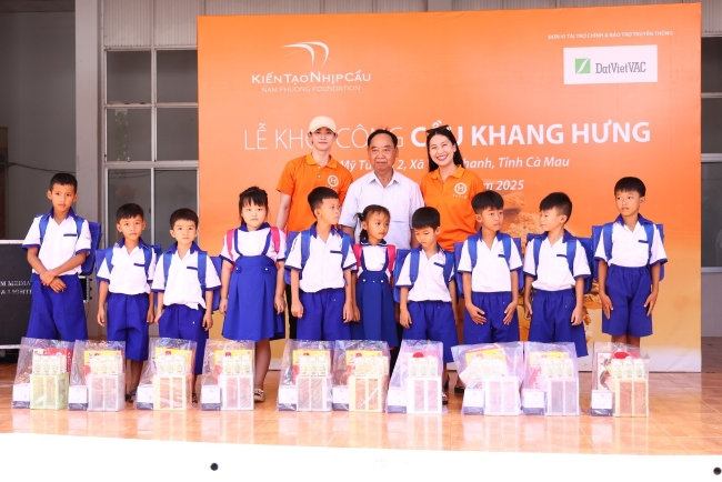 DUY TÂN TRAO 300 PHẦN QUÀ CHO HỌC SINH VÀ NGƯỜI DÂN CẦN THƠ & CÀ MAU