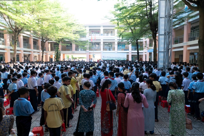 MÓN QUÀ NHỎ, Ý NGHĨA LỚN - DÀNH TẶNG NGƯỜI LÁI ĐÒ THẦM LẶNG