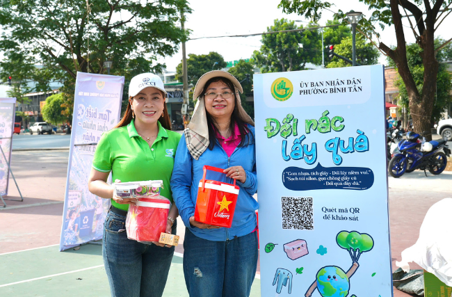 PHÂN LOẠI RÁC TẠI NGUỒN VÀ ĐỔI RÁC LẤY QUÀ - DUY TÂN CÙNG PHƯỜNG BÌNH TÂN THÚC ĐẨY TINH THẦN SỐNG XANH