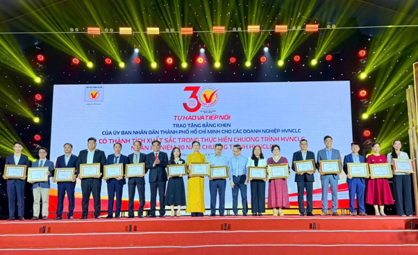 DUY TÂN TỰ HÀO ĐƯỢC VINH DANH TẠI LỄ KỶ NIỆM 30 NĂM HÀNG VIỆT NAM CHẤT LƯỢNG CAO
