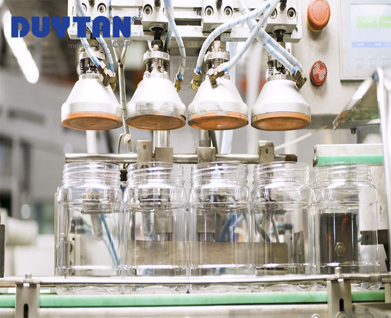 Closed production process of PET plastic jars ensuring product quality